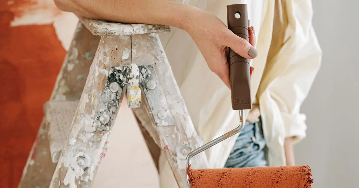 Cómo seleccionar la pintura adecuada para interiores y exteriores